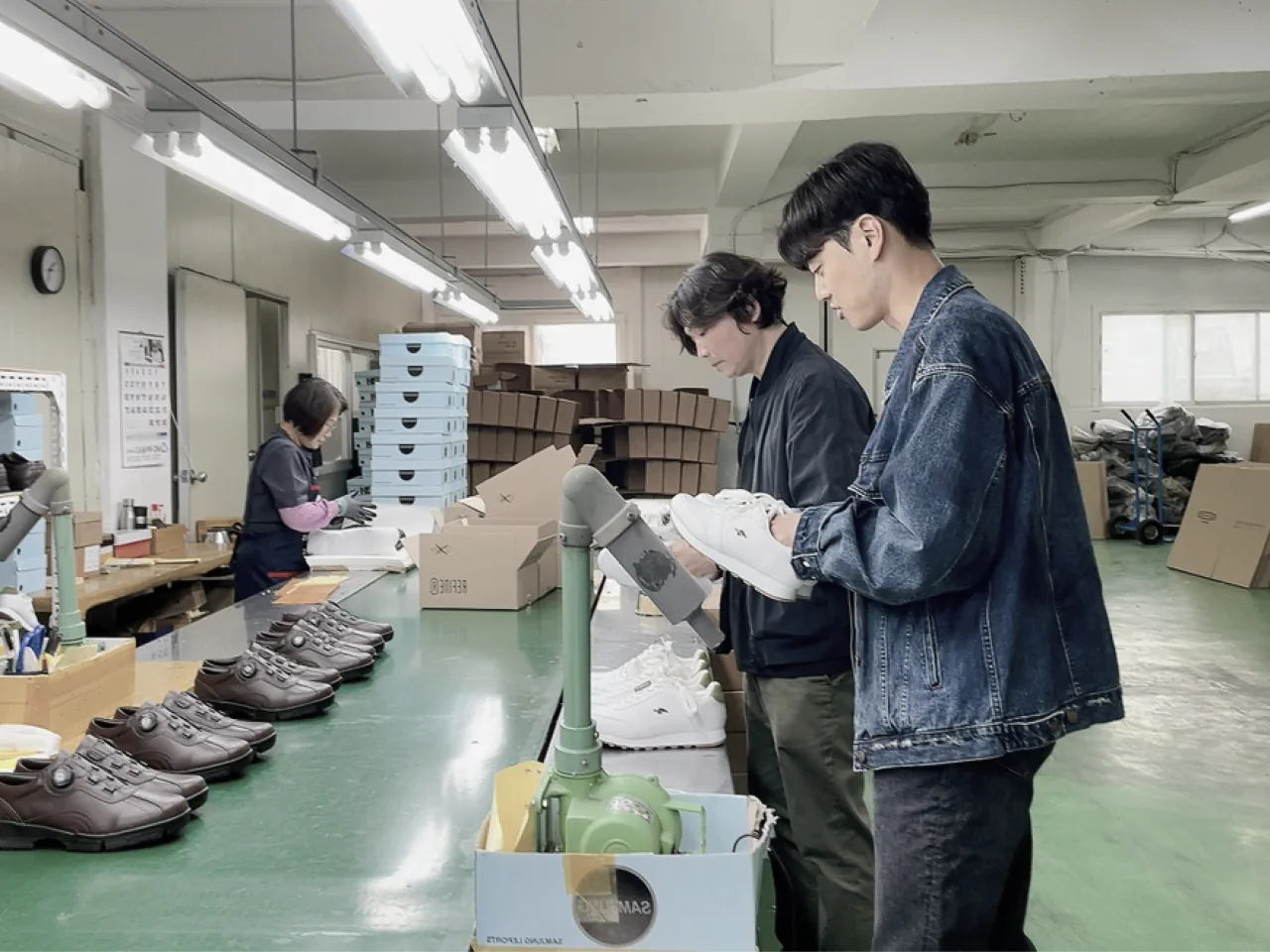 신발 생산 현장에서 완성 제품을 검수하는 사람